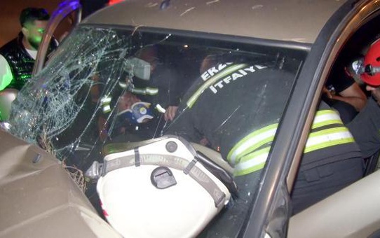 LASTİĞİ PATLAYAN HAFİF TİCARİ ARAÇ, PARKIN MERDİVENLERİNE ÇIKIP, AĞACA ÇARPTI