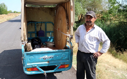 Şişe toplayarak hem kendine hem annesine bakıyor
