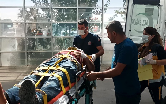 Kamyondan yük indiren işçi yaralandı