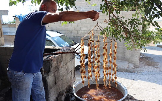 Kilis'in yöresel lezzeti cevizli sucuk üretimine başlandı