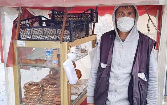 Bu kadar da olmaz dedirtecek hırsızlık! Hedef belirledikleri seyyar simitçinin, krem peynir ve meyve sularını çaldılar