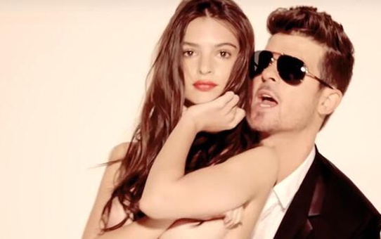 Emily Ratajkowski kendisine ün kazandıran kliple ilgili ilk kez konuştu. Robin Thicke göğüslerime dokundu