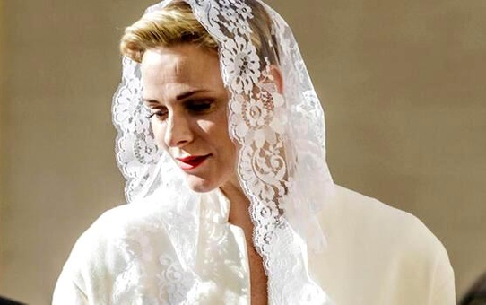 Prens Albert, Sharon Stone'u yanına alıp eşi Prenses Charlene'e mesaj veriyor iddiası: 'Yüzü gülmeyen prenses'in gizemli hastalığı bir türlü...