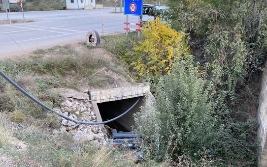 Sinop'ta menfeze devrilen araçtaki 2 kişi yaralandı