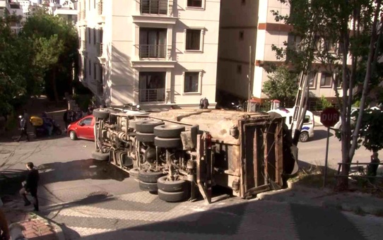 Maltepe'de virajı dönen kamyon yola devrildi