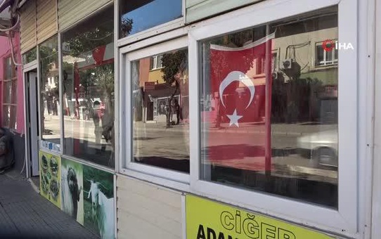 Dükkanındaki asırlık çam ağacına gözü gibi bakıyor