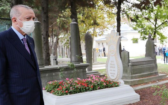 Cumhurbaşkanı Erdoğan; Şule Yüksel Şenler, Ahmet Kekeç ile Mehmet Fırıncı'nın kabirlerini ziyaret etti