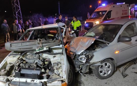Son dakika haberleri! İki otomobilin çarpıştığı kazada 6 kişi yaralandı