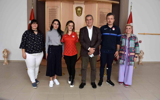 Millî yüzücü Sümeyye Boyacı'dan Gençlik ve Spor İl Müdürü Tatlısu'ya ziyaret