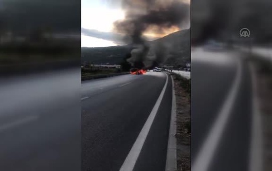 Üç aracın karıştığı trafik kazasında 2 kişi yaralandı