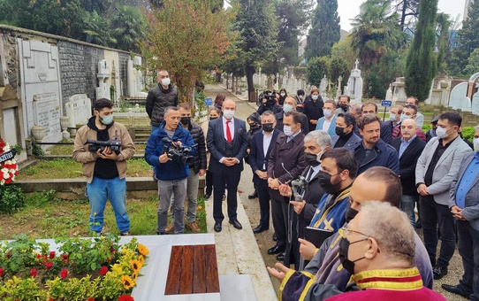 Eski AK Parti Milletvekili Markar Esayan kabri başında anıldı