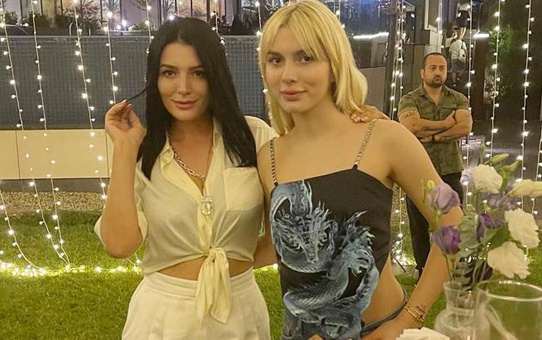 Aleyna Tilki'nin annesi Havva Öztel'den cesur pozlar! Arka arkaya derin yırtmaçlı elbiseli pozlarını paylaştı