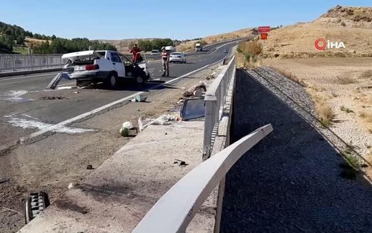 Otomobil köprünün korkuluklarını parçaladı