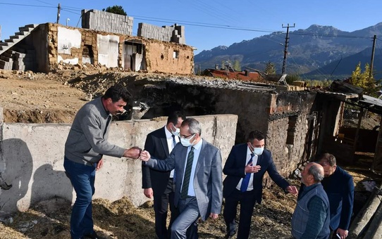 Seydişehir Kaymakamı Pişkin, evi yanan aileyi ziyaret etti