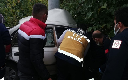 Son Dakika | Burdur'da elektrik direğine çarpan otomobilin sürücüsü hayatını kaybetti