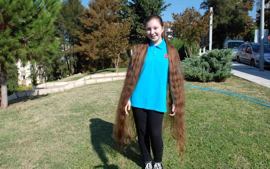Rapunzel Pelin'in saçları boyunu aştı