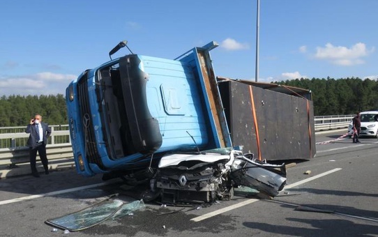 Beton blok yüklü kamyonun, otomobilin üstüne devrildiği korkunç kazanın görüntüleri çıktı