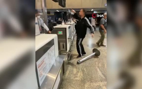 Uçuşu iptal olunca yolcular havalimanını birbirine kattı