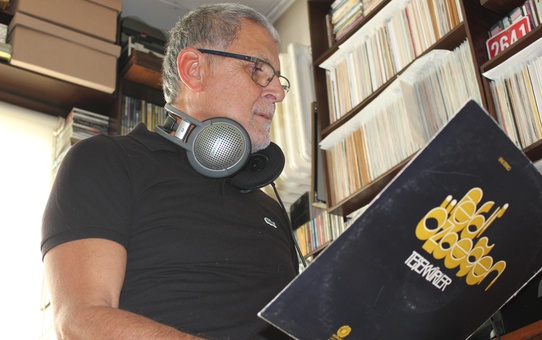 Emekli mühendis 57 yıldır biriktirdiği binlerce plağa özenle bakıyor