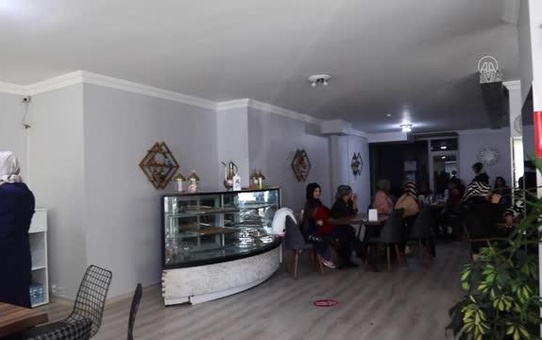 Bir grup kadın, el yapımı ürünlerini sosyal medyadan satıyor