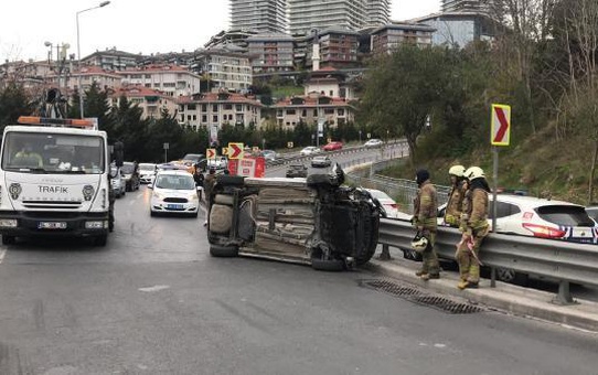 BEŞİKTAŞ'TA OTOMOBİL DEVRİLDİ; SÜRÜCÜ YARA ALMADAN KURTULDU