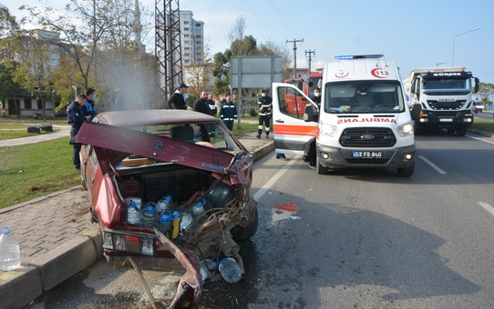 Ordu'da tırın çarptığı otomobildeki iki kişi yaralandı