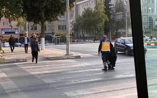 Ambulansı bıraktı, yaşlı kadının yardımına koştu