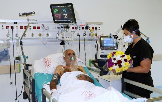 COVİD-19 YOĞUN BAKIMINDAKİ EMEKLİ ÖĞRETMENE SÜRPRİZ KUTLAMA