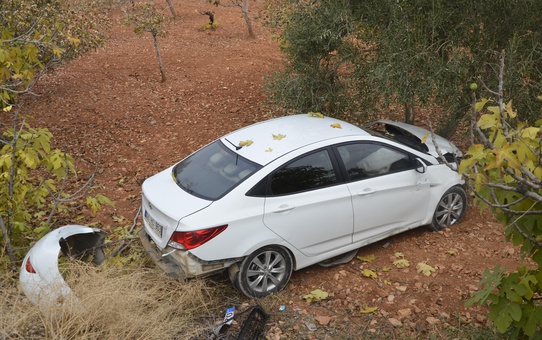 Halfeti'de çarpışan otomobillerdeki sürücü yaralandı