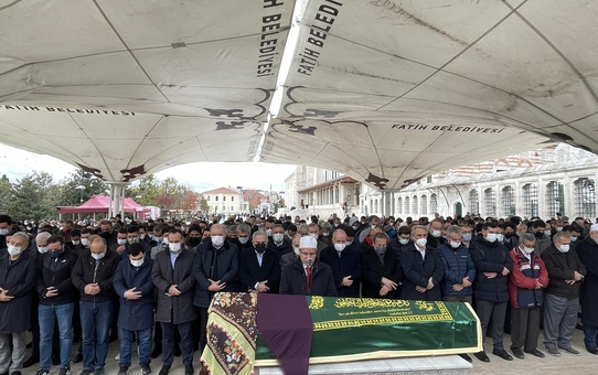 Kanal 7 Medya Grubu Başkanı Zekeriya Karaman'ın annesi Güneş Karaman'ın cenazesi son yolculuğuna uğurlanıyor