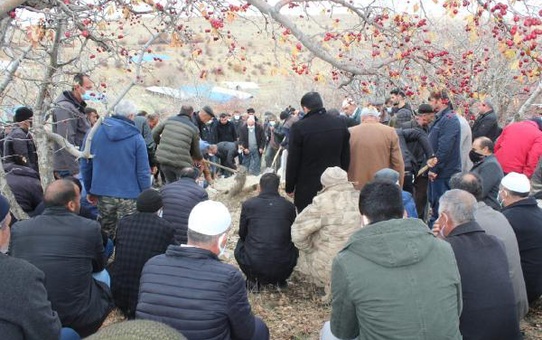 Son dakika haberleri... TAKLA ATAN ARAÇTAKİ GÜVENLİK KORUCUSU HAYATINI KAYBETTİ