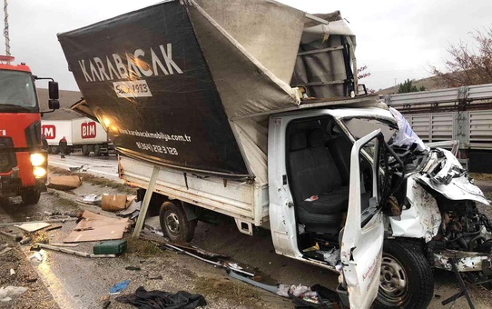 Kamyon ile kamyonet çarpıştı: 2 yaralı
