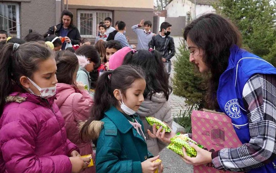 Gençlik merkezi gönüllü gençleri, minik öğrencilere çevre bilincini aşıladı