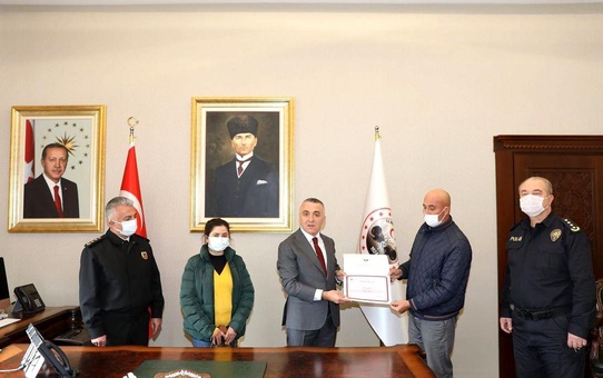 Son dakika haber | KIRKLARELİ - Yaptığı manevrayla kazayı önleyen tır sürücüsüne Vali Bilgin'den teşekkür belgesi