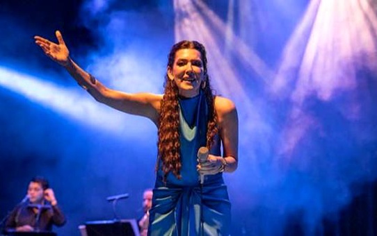 Esra Zeynep Yücel sahnede sevenlerini şaşırttı