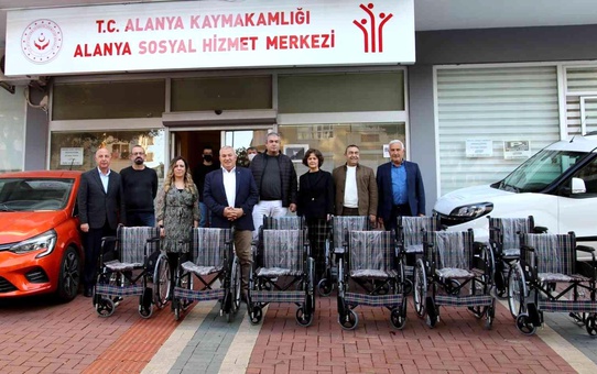 ALTSO Başkanı Şahin'den 10 adet tekerlekli sandalye bağışı