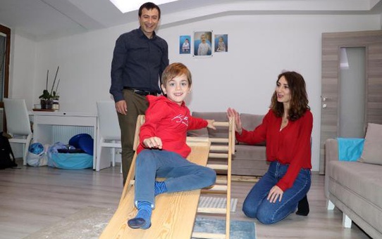 FİRAJİL X SENDROMU HASTASI ÇOCUKLARI İÇİN EVLERİNİ EĞİTİM PARKURUNA ÇEVİRDİLER