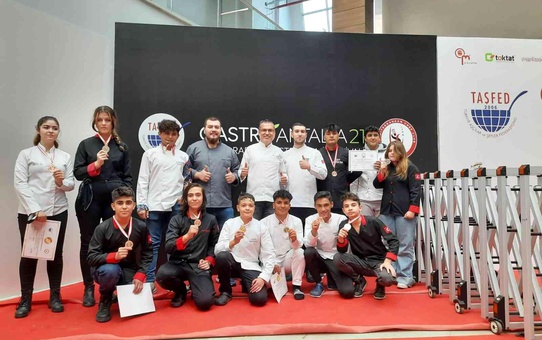 Lise öğrencileri yemek yarışmasından ödüllerle döndü