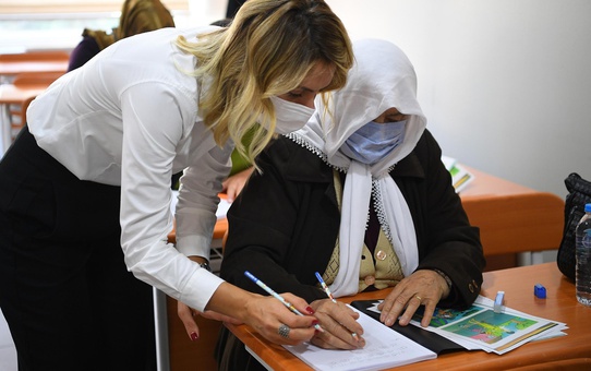 Beylikdüzü Belediyesi'nde Okuma Yazma Kursu'nda yeni eğitim dönemi başladı