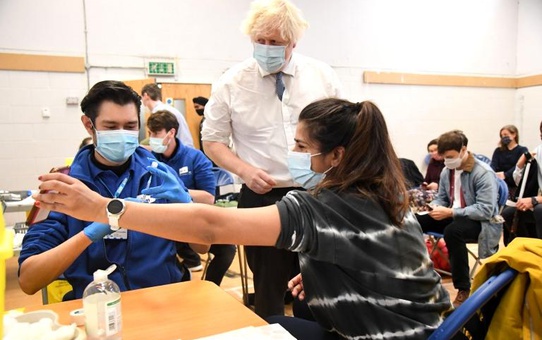 İngiltere Başbakanı Johnson, geçen yıl koronavirüs kısıtlamalarını delmekle suçlanıyor