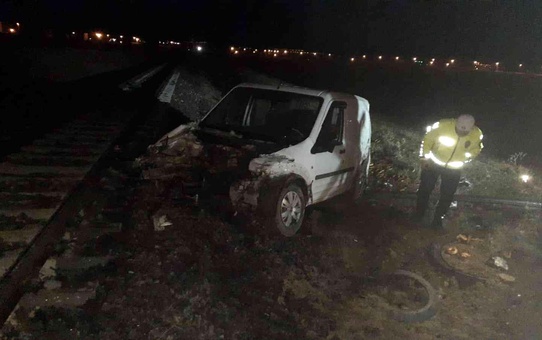 Sandıklı'da yük treni hafif ticari araca çarptı, 1 kişi yaralandı