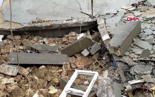 MUTFAĞINDA PATLAMA OLAN EV ÇÖKTÜ: 2 AĞIR YARALI