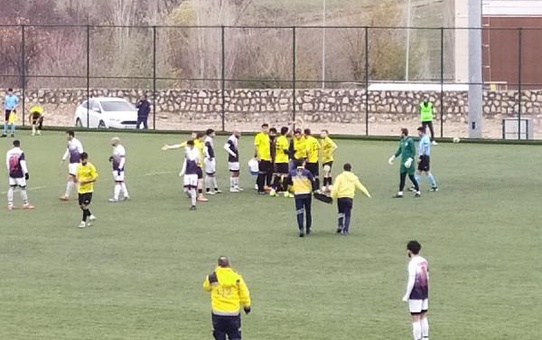 AMATÖR LİG MAÇINDA FUTBOLCU, SAHADA YERE YIĞILDI