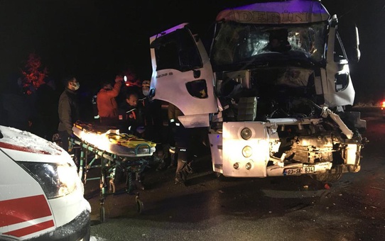Afyonkarahisar'da zincirleme trafik kazasında 2 kişi yaralandı