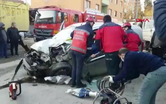 HAFİF TİCARİ ARAÇ KAMYONETLE ÇARPIŞTI, 2 YARALI