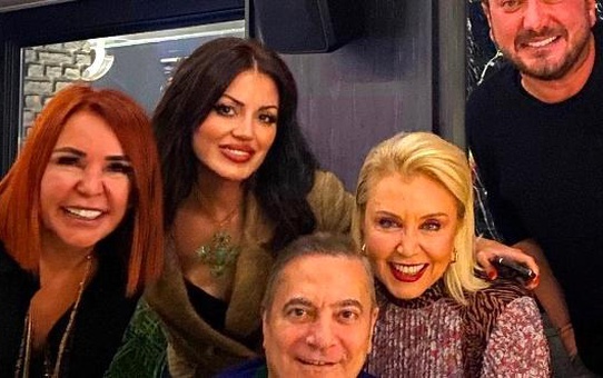 Dostlarını yeni yıl yemeğinde ağırladı
