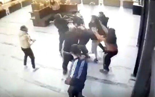 15 kişi tek kişiye saldırdı, araya girenlere bıçak çektiler