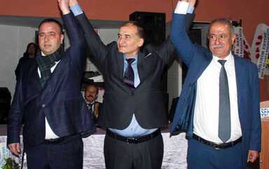 Yeni başkanı omuzlarına alarak kutladılar