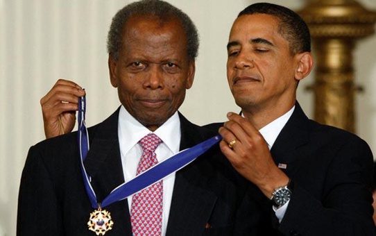 ABD'de Oscar kazanan ilk siyahi aktör Sidney Poitier, 94 yaşında yaşamını yitirdi