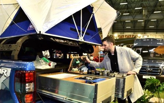 Ünlü oyuncu Gökhan Mumcu karavan bakıyor